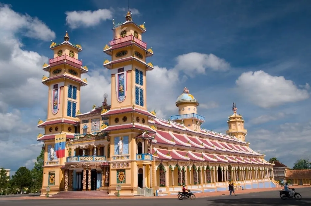 5 Days in Ho Chi Minh City: Temples, Markets, and Late-Night Snacks a9urww